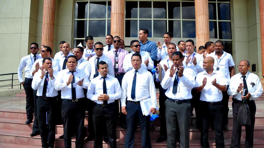 Alguaciles montan vigilia en protesta por Ley Notarial