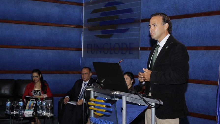 “El aumento de las algas en las costas se debe a la falta de peces herbívoros y a la contaminación”, dice experto