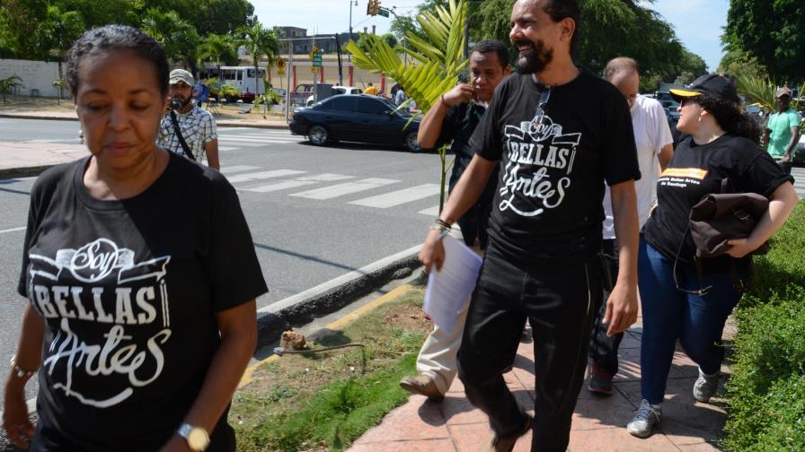 El Ministerio de Cultura suspende al vocero de docentes de Bellas Artes
Cultura suspende vocero de docentes Bellas Artes