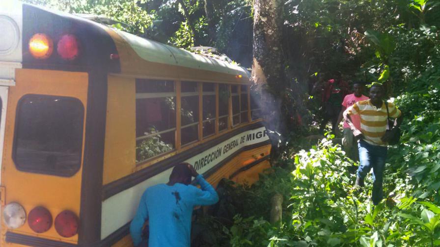 Mueren tres y 27 resultan heridos, al volcarse autobús en Constanza