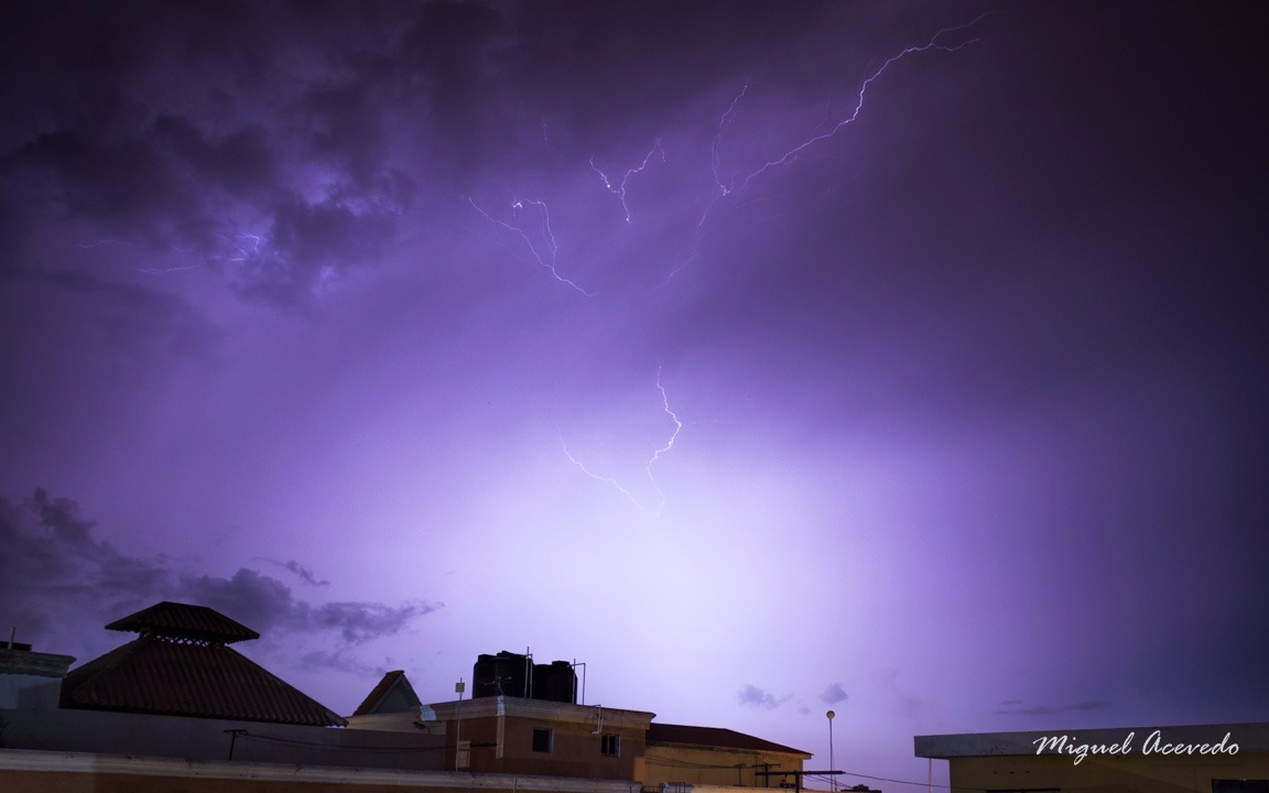 Los rayos son descargas de electricidad estática que se generan durante las tormentas eléctricas.