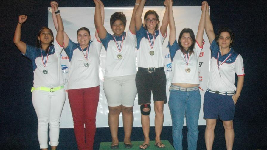 Premian ganadores en dobles categoría senior de boliche
