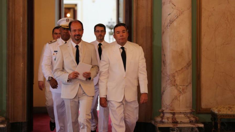 Medina recibe cartas  de nuevos embajadores