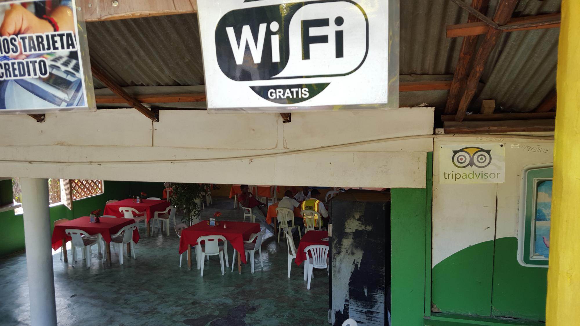 Las pescaderías son el principal atractivo de Maimón.