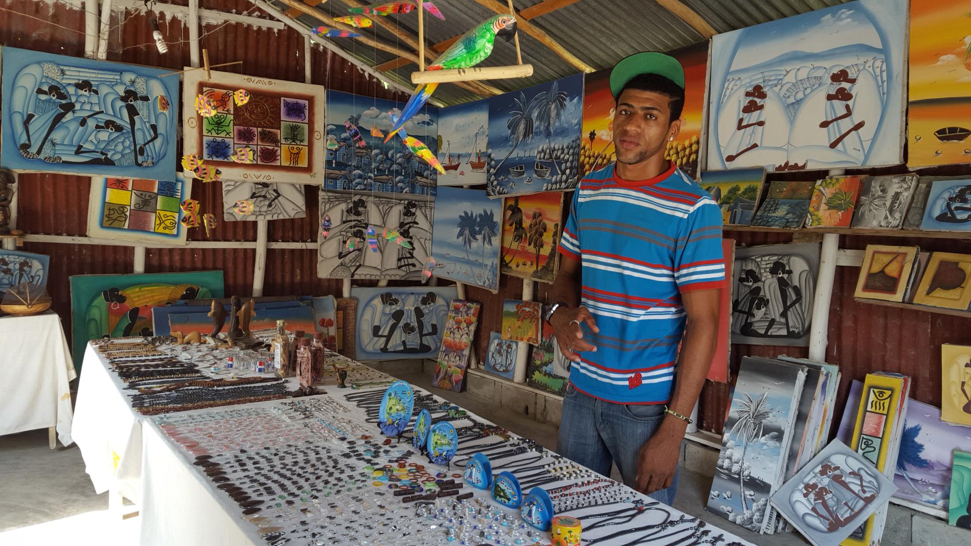 Alejandro Delgado atiende la tienda de souvenirs de un tío.