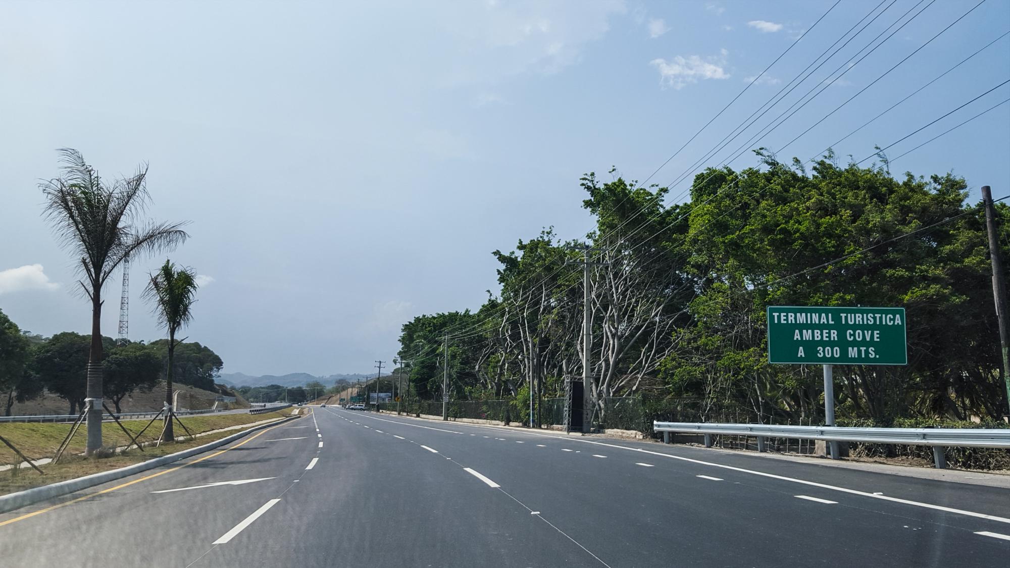 La entrada al puerto Amber Cove de Maimón, por la carretera que conduce a Puerto Plata. 