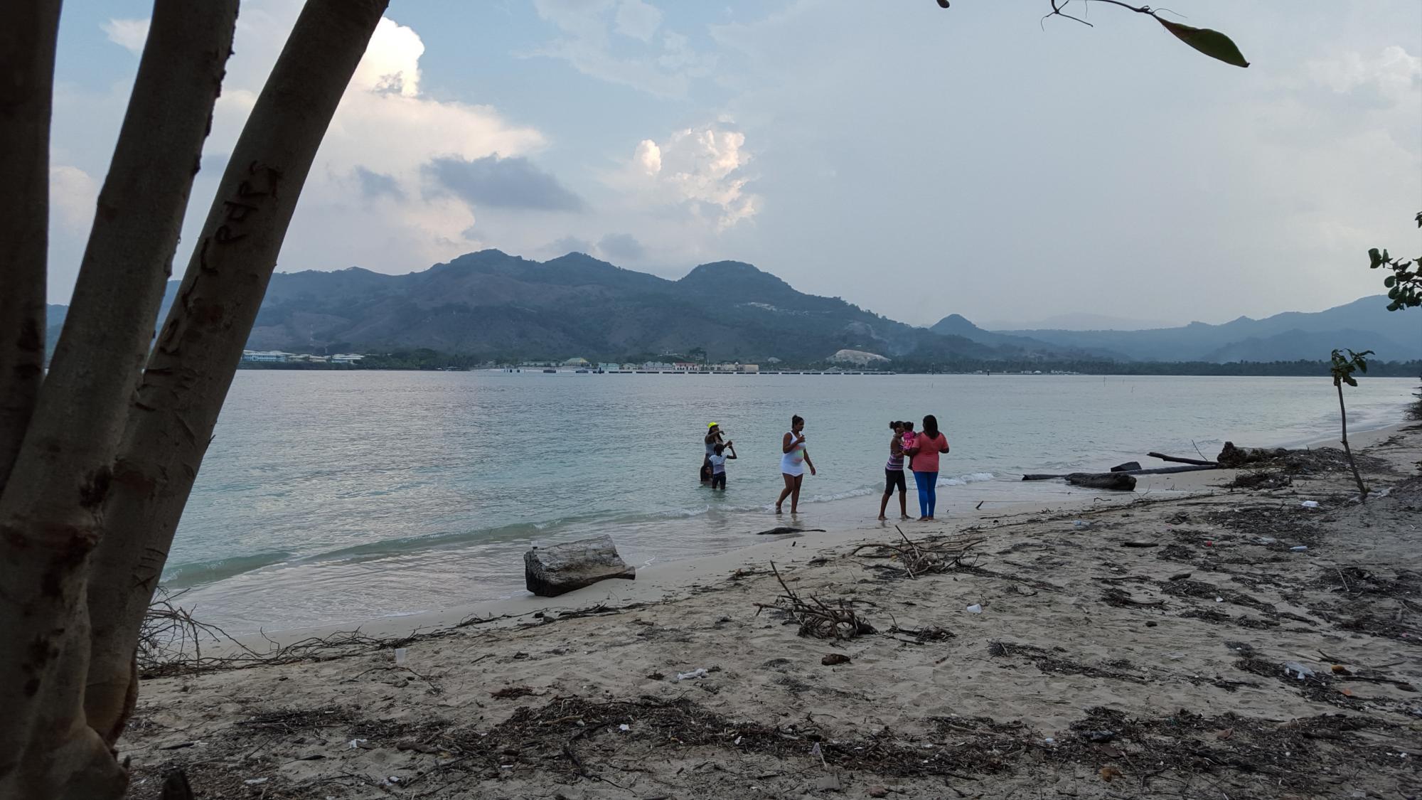 Varios jóvenes se bañan en la playa Teco de Maimón.