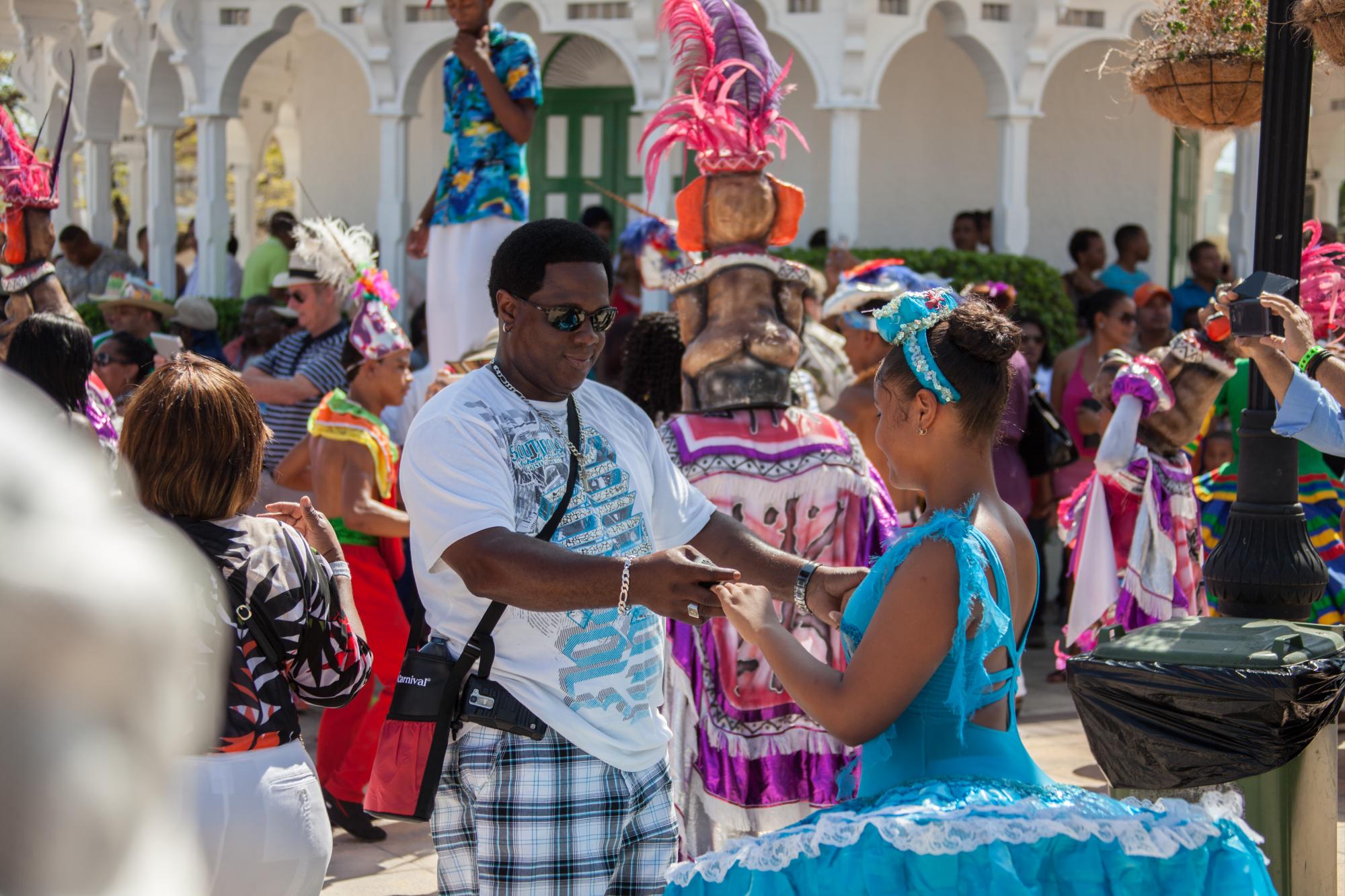 Zancos, personajes de carnaval, orquestas de merengue y “perico ripiao” recibieron a los cruceristas en Puerto Plata.