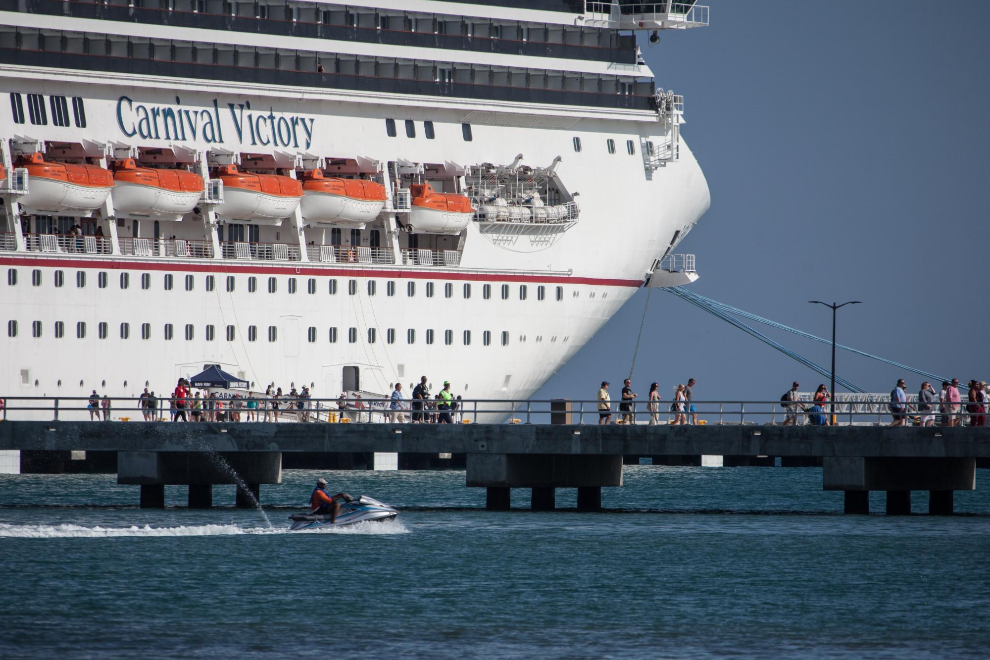 Los cruceristas empezaron a bajar del barco a las 8:05 de la mañana. 