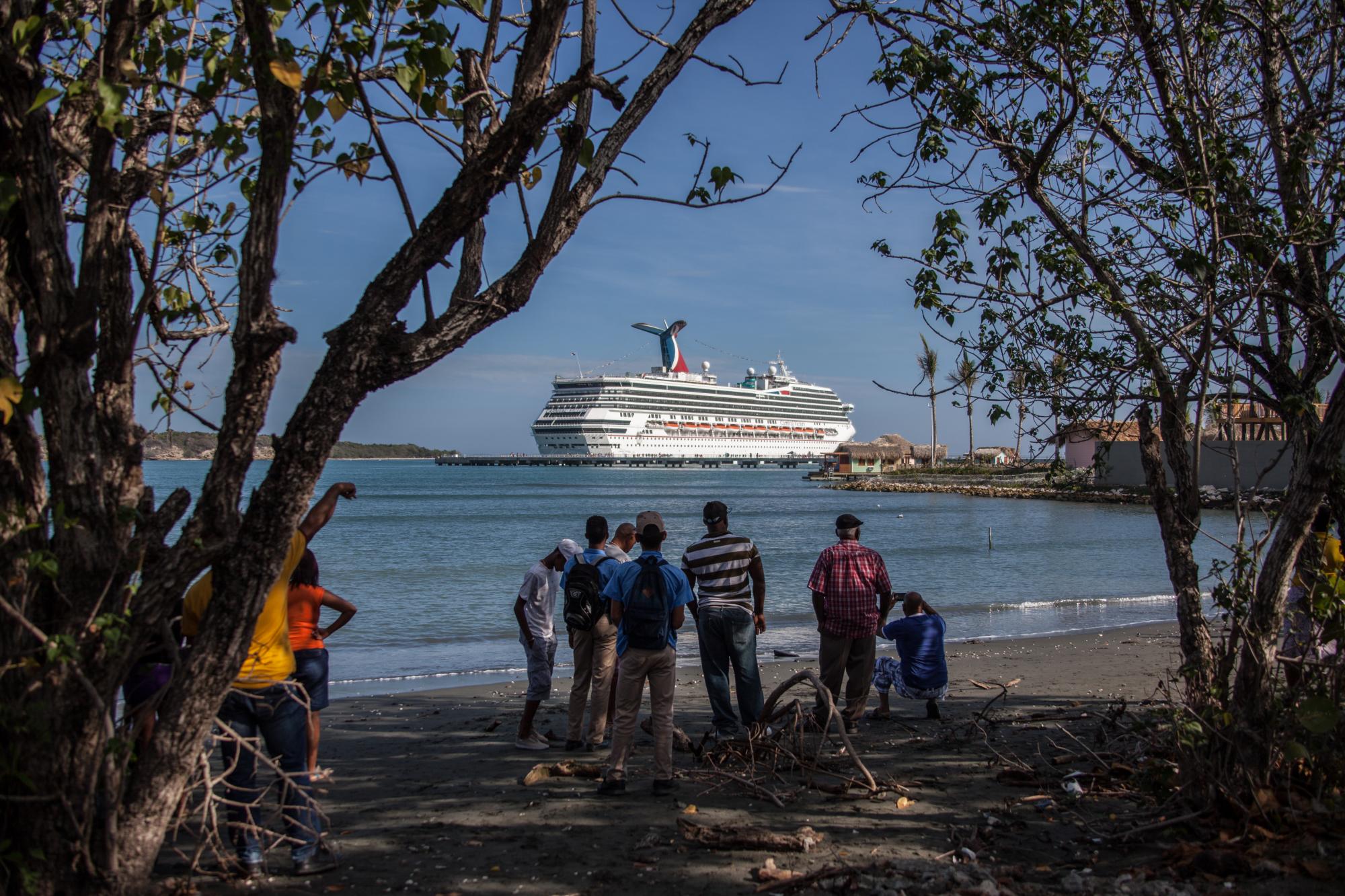 Los habitantes de Maimón dejaron sus casas para ir a la bahía a ver el crucero.