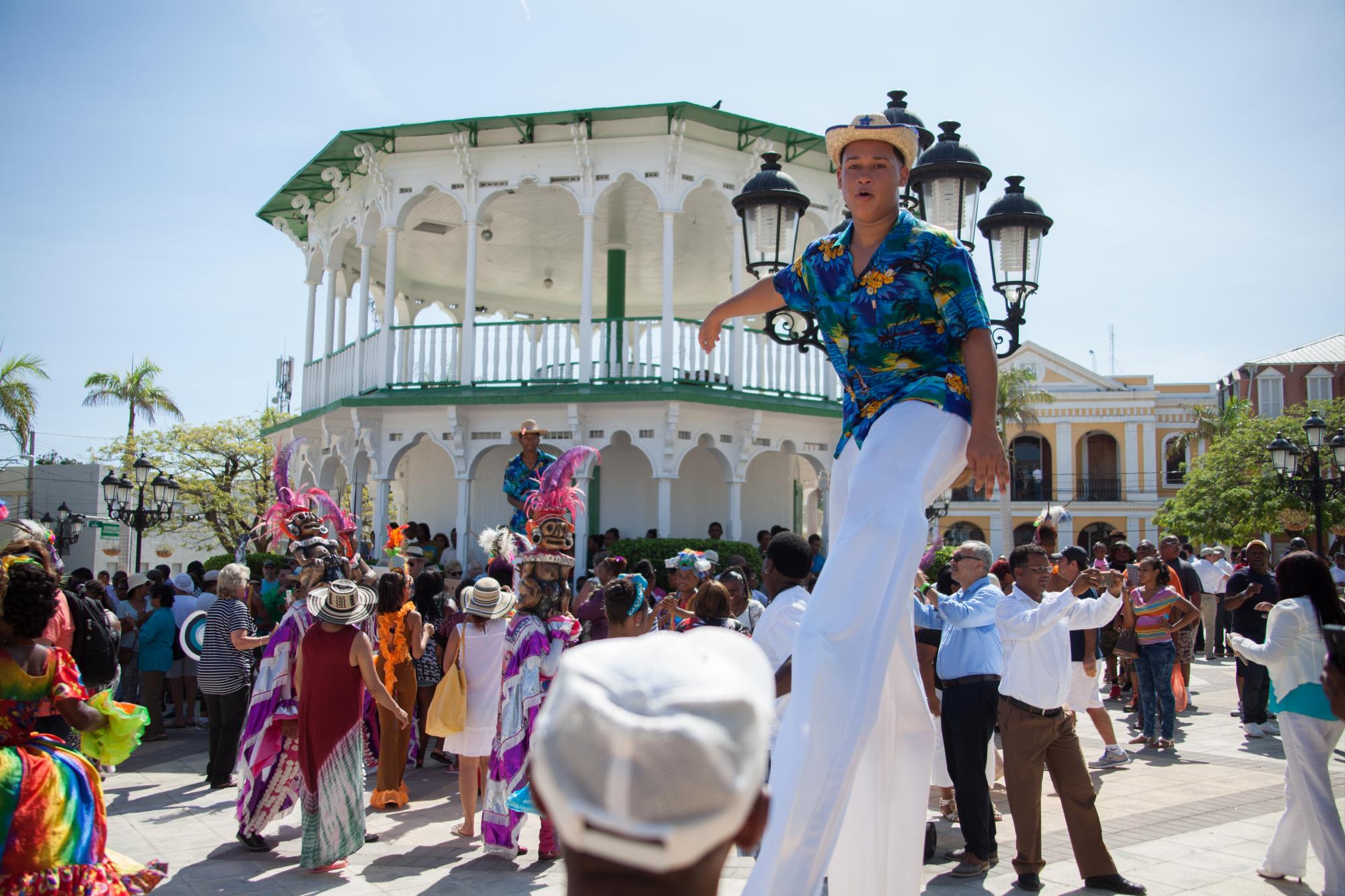 Zancos, personajes de carnaval, orquestas de merengue y “perico ripiao” recibieron a los cruceristas en Puerto Plata.