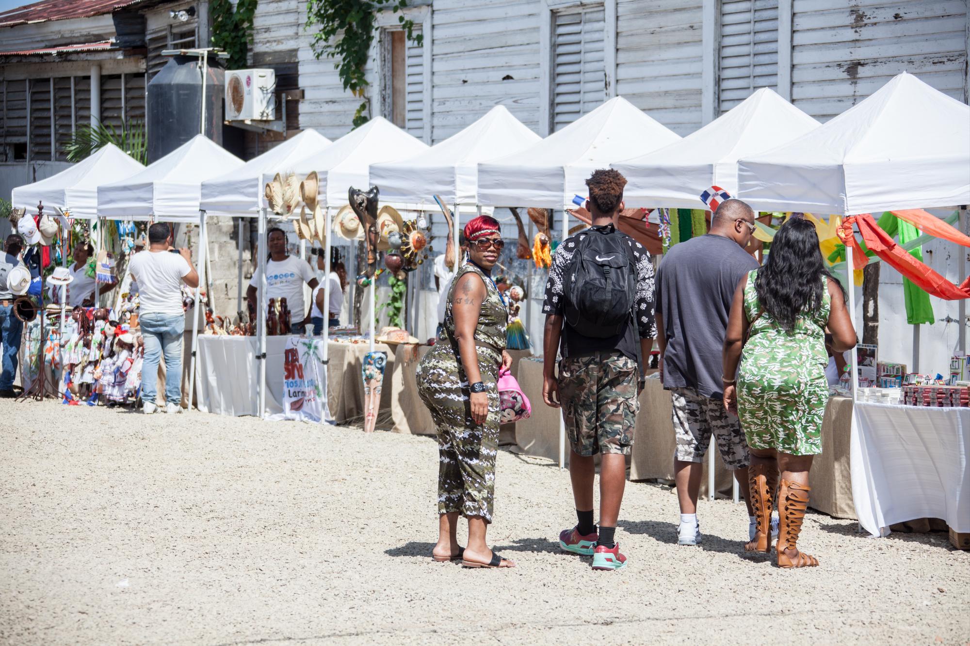 Había una feria de artesanías frente al parque.