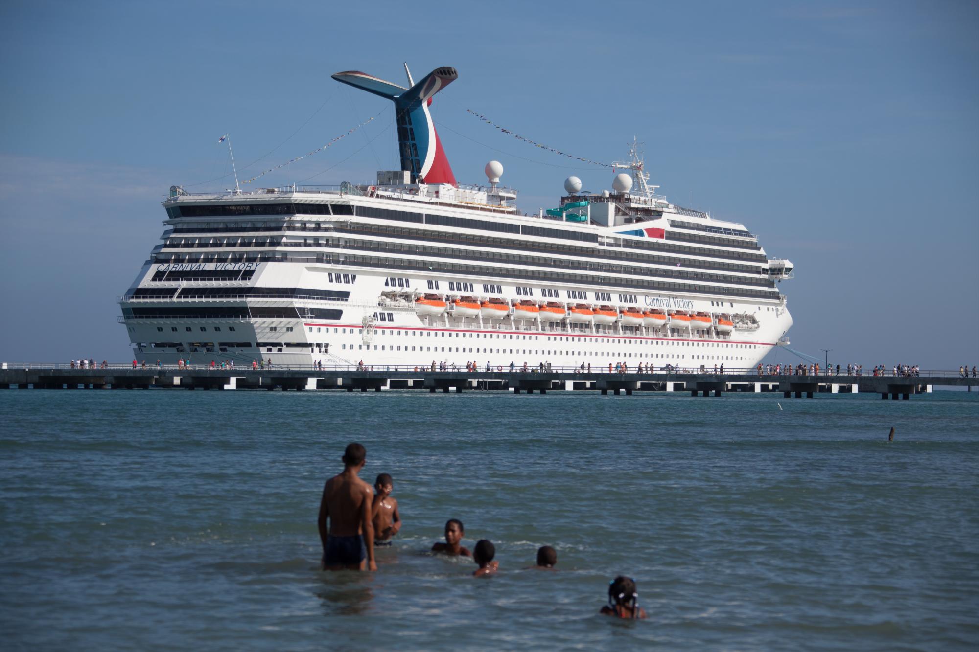 El barco llegó a las 4:00 de la mañana al puerto Amber Cove. 