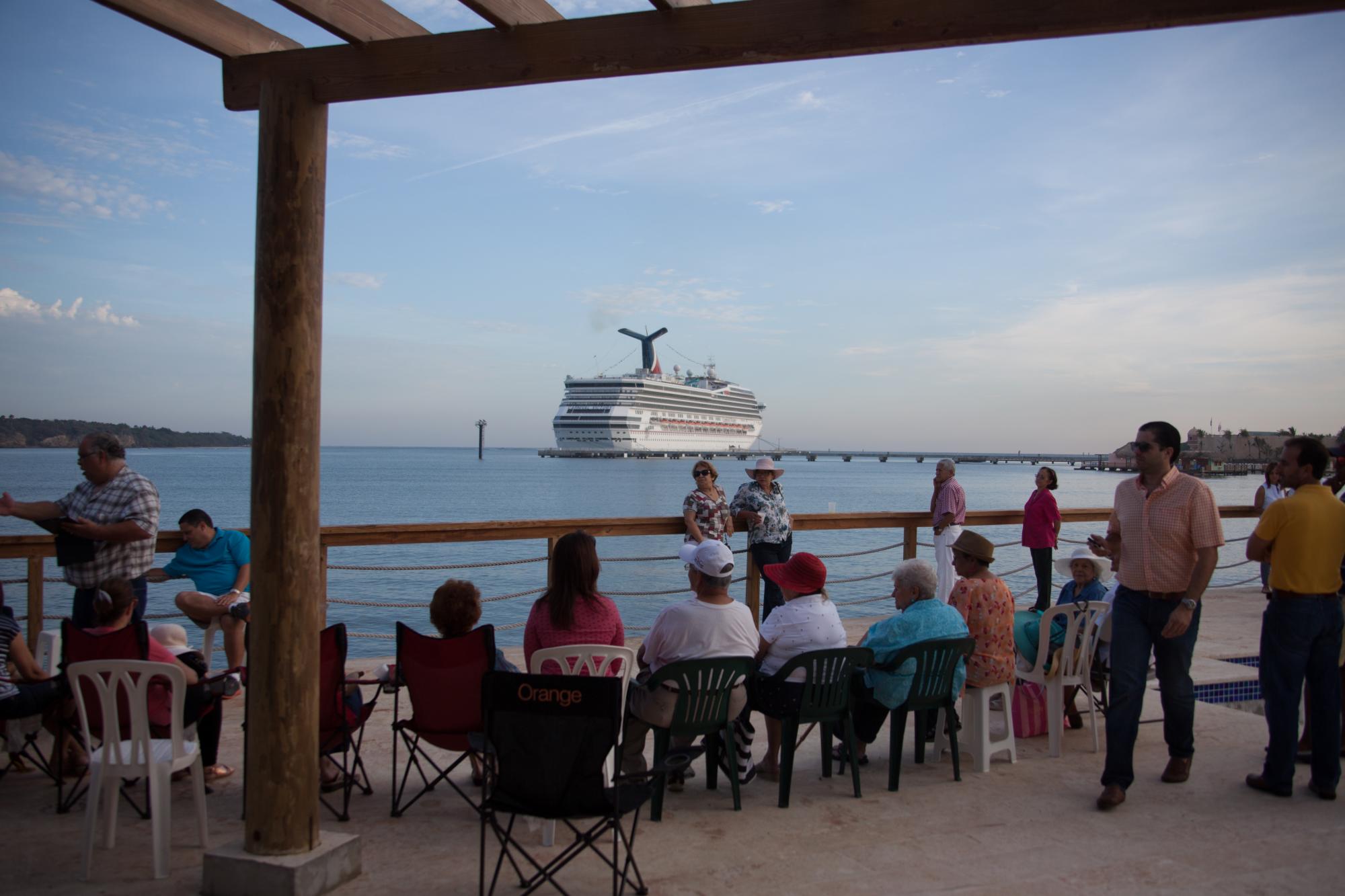 Un grupo de puertoplateños se reunieron en el Club Náutico para ver a los cruceristas bajar del Carnival Victory.