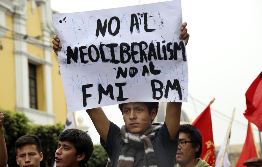 Cientos de personas marchan en Lima contra el FMI y el Banco Mundial