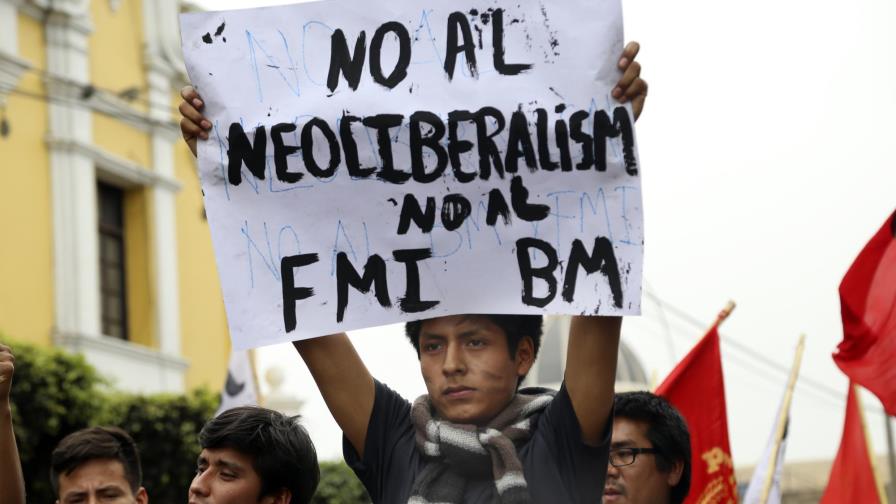 Cientos de personas marchan en Lima contra el FMI y el Banco Mundial