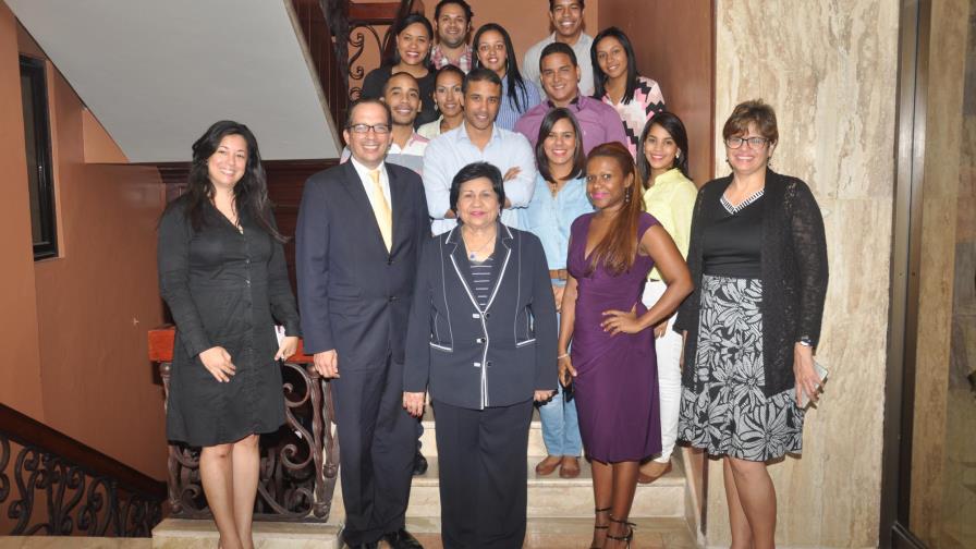 Envían 11 a realizar maestrías en España