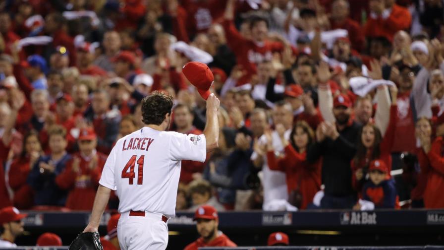 Lackey brilla y Cardenales toman ventaja sobre Cachorros 