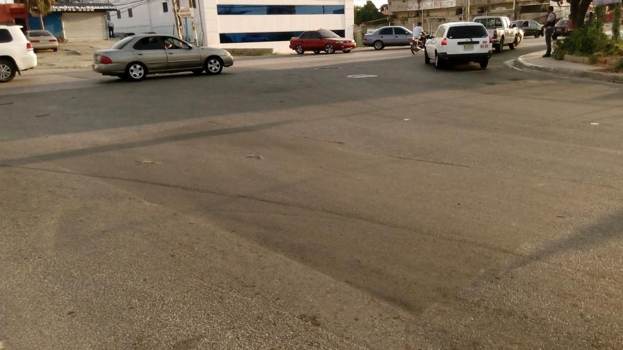 Asfaltan varios hoyos denunció José Boquete