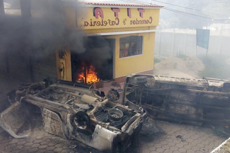 Turba enfurecida asesina y quema a alcalde guatemalteco