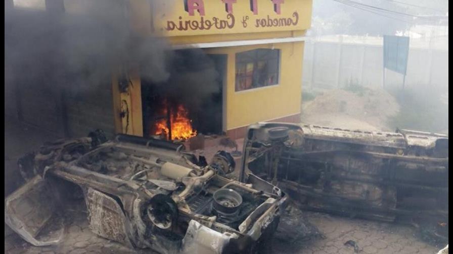 Turba enfurecida asesina y quema a alcalde guatemalteco