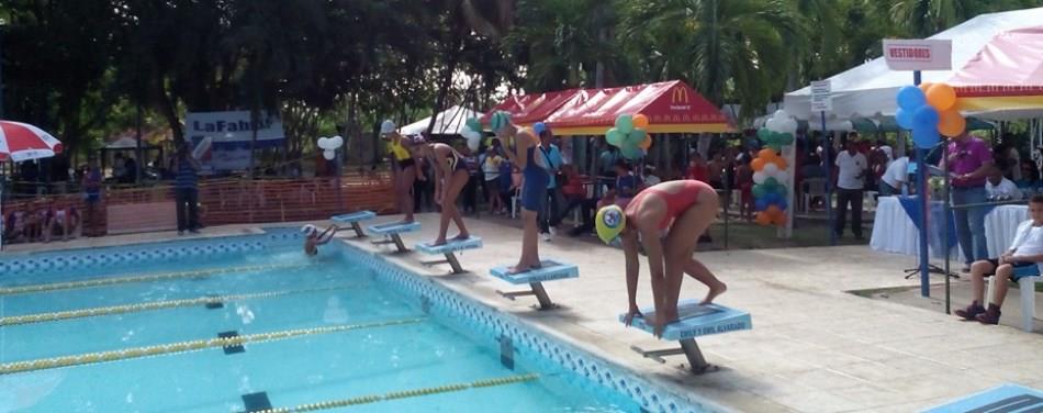 Club Arroyo Hondo gana invitacional de natación celebrado en Santiago