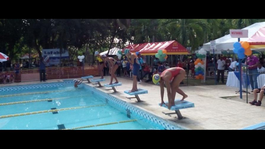Club Arroyo Hondo gana invitacional de natación celebrado en Santiago