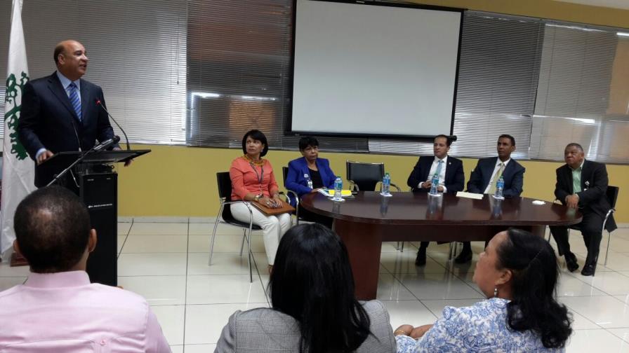 Gobierno anuncia licitación de emergencia para adquirir y construir barreras contra las algas 