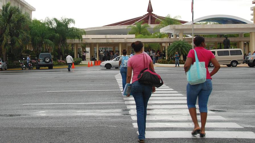 Estudiante de la UASD agrede a profesora porque le impide sacar butaca de un curso Estudiante de la UASD agrede a profesora porque le impide sacar butaca de un curso