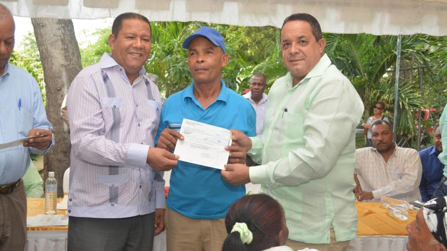 El IAD informó la entrega de más de tres millones a productores de caña en Higüey El IAD informó la entrega de más de tres millones a productores de caña en Higüey