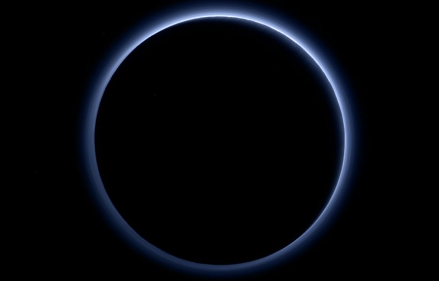 El sorprendente cielo azul de Plutón