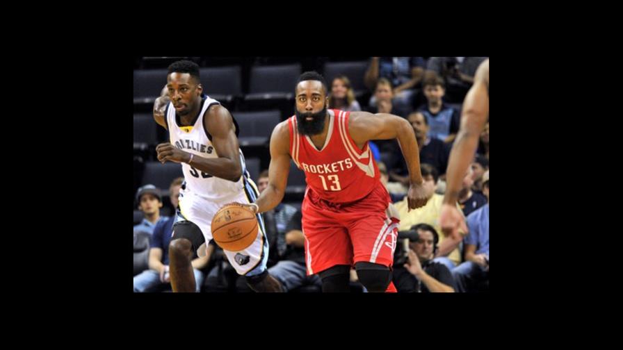 James Harden sale del partido ante Orlando con molestia en la rodilla