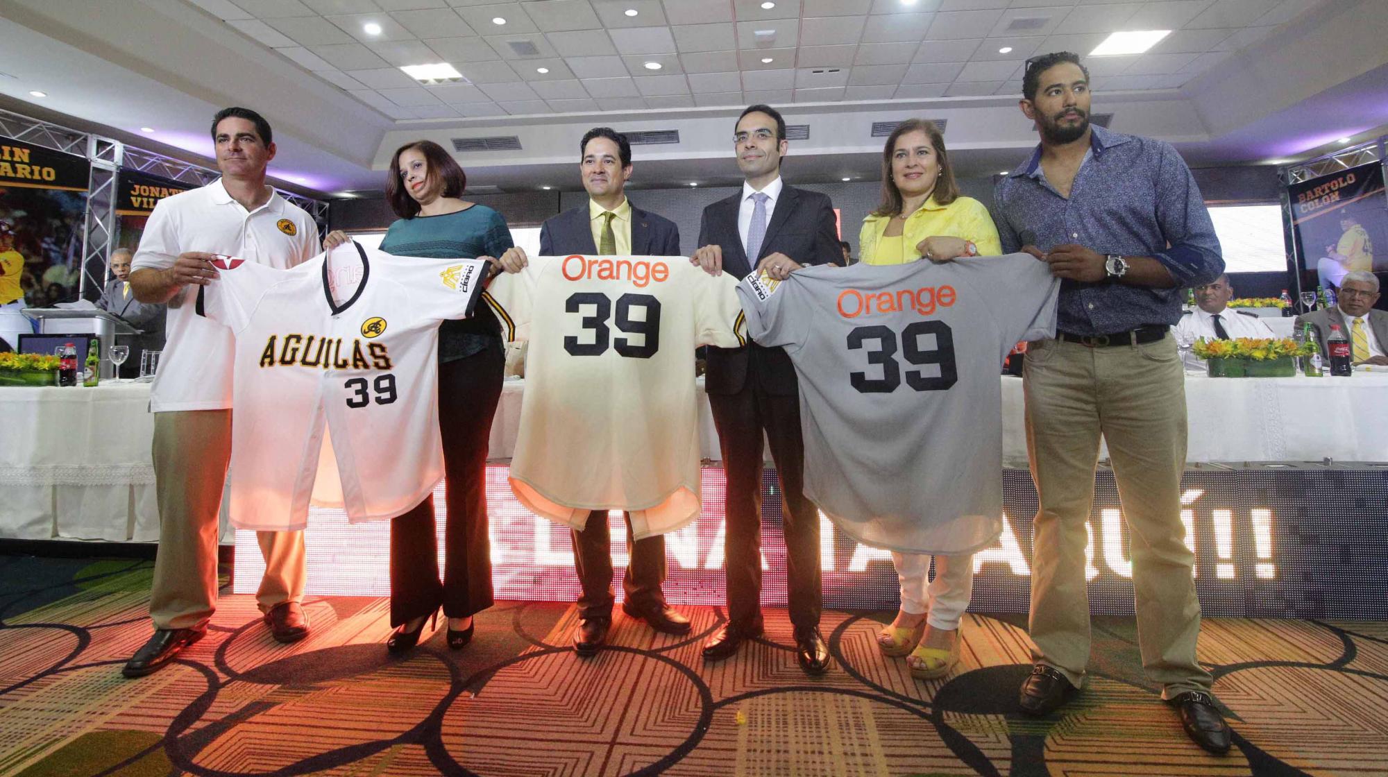 Directivos del equipo y de empresas patrocinadoras presentan el uniforme.