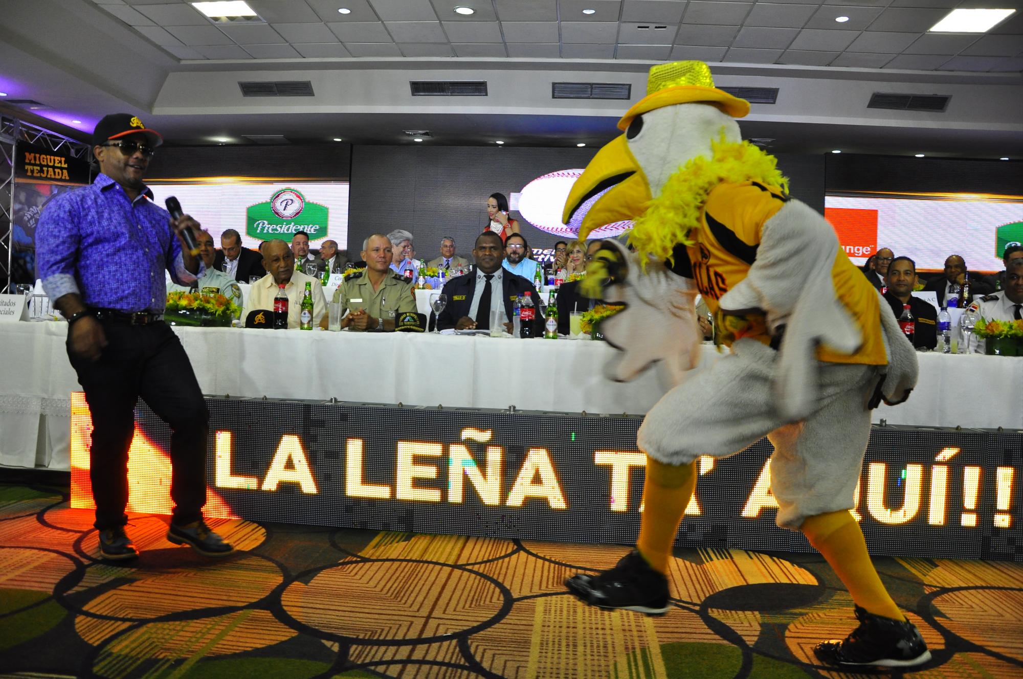 Héctor Acosta y la mascota del equipo montaron un espectáculo.