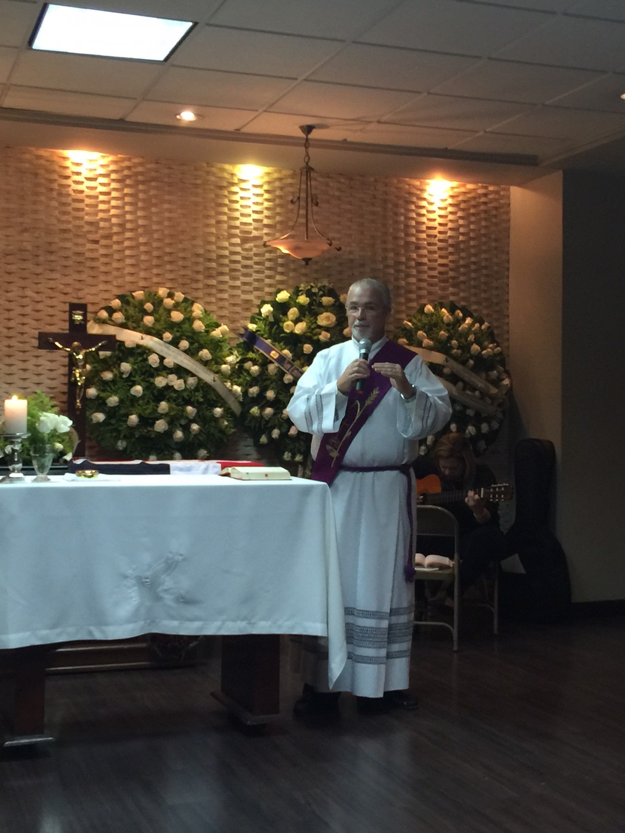 El diácono Peter Garrido oficia la misa de cuerpo presente