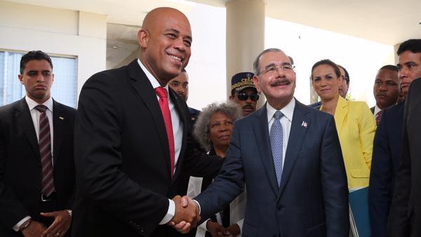 Danilo Medina y Michel Martelly pasan revista a la agenda dominico haitiana