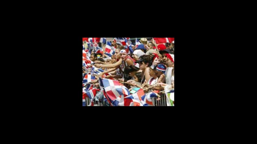 Hispanos mayores de 50 crecen en número e influencia en EE.UU., según estudio 