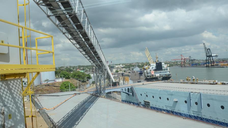Mecanizan descarga de granos en Puerto de Haina Occidental