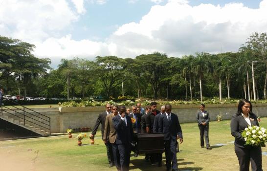 Sepultan restos de Fernando Echavarría