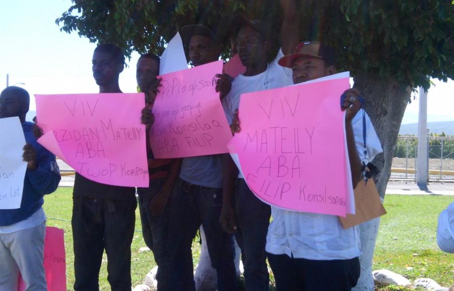 Haitianos en Barahona piden a Martelly destitución del cónsul