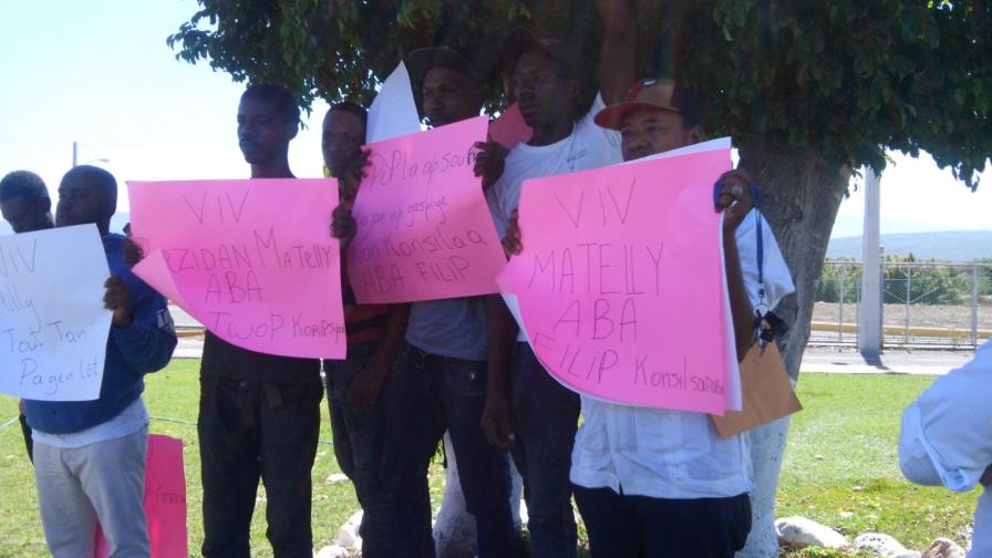 Haitianos en Barahona piden a Martelly destitución del cónsul