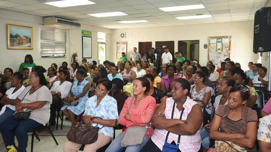 Mujeres de Haina reciben asistencia médica con mamografías gratis