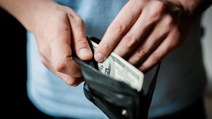 Mexicanos cuentan con más pesos en sus bolsillos