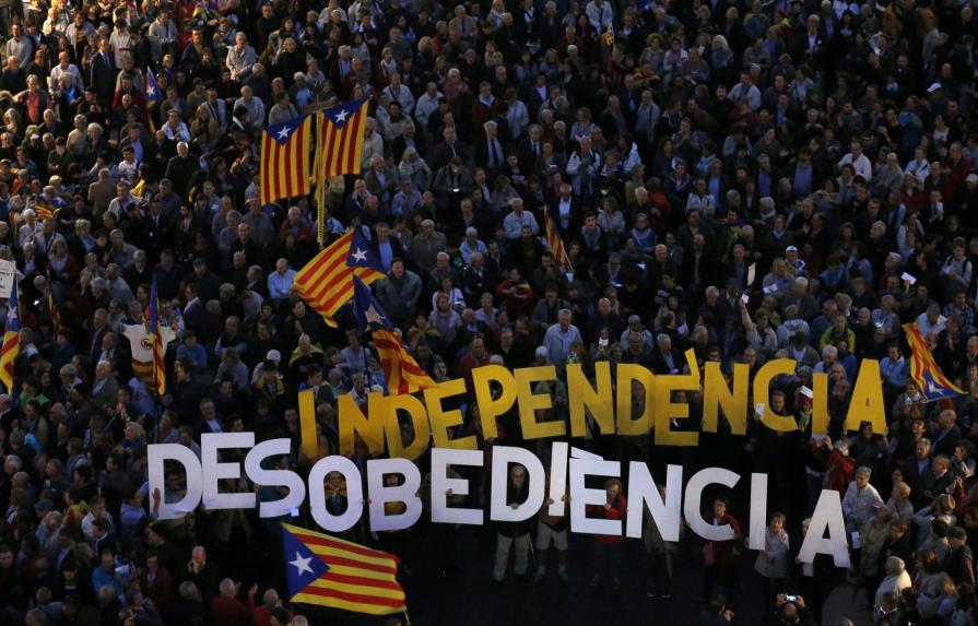 Catalanes protestan por querella sobre independencia 
