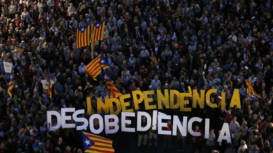 Catalanes protestan por querella sobre independencia 