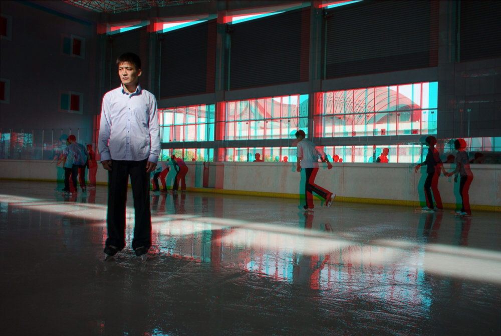 Fotografía facilitada por el esloveno Matjaz Tancic, en la que se puede ver a un boxeador norcoreano que el fotógrafo se encontró en una pista de hielo a la que le llevaron, y que forma parte de la muestra que se exhibe en Pyongyang en formato 3D.