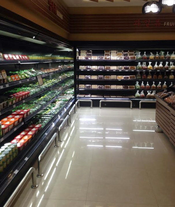 Supermercado de un centro comercial en las torres de Mansudae, en el distrito centro de Pyongyang. En sus estanterías se puede encontrar aceite de oliva español, salchichas alemanas, whisky chivas o café italiano.