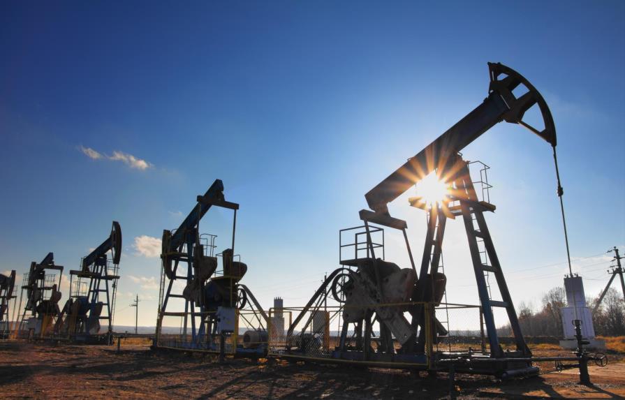 AIE espera que se mantenga exceso de oferta en mercados petroleros durante 2016