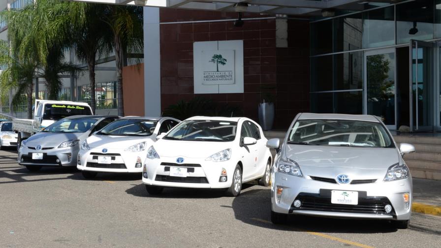 Medio Ambiente recibe vehículos 