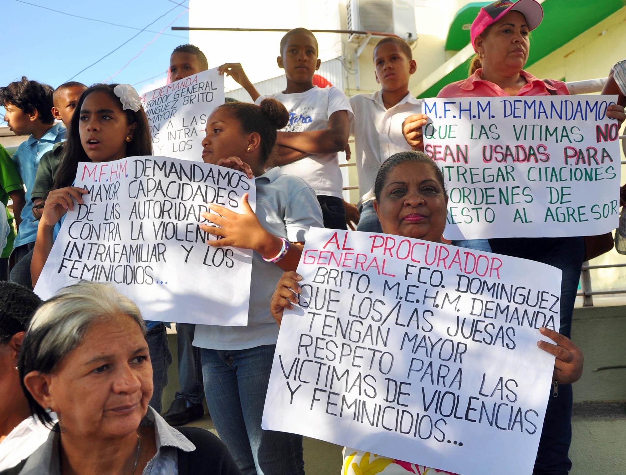Las diferentes asociaciones y movimientos feminista en Santiago, realizaron una vigilia en el sector de Cienfuegos en reclamo del maltrato y el abuso contra las mujeres.